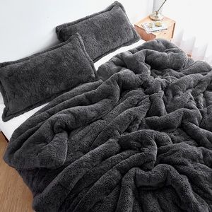 “Coma Inducer” super-soft king sized plush comforter